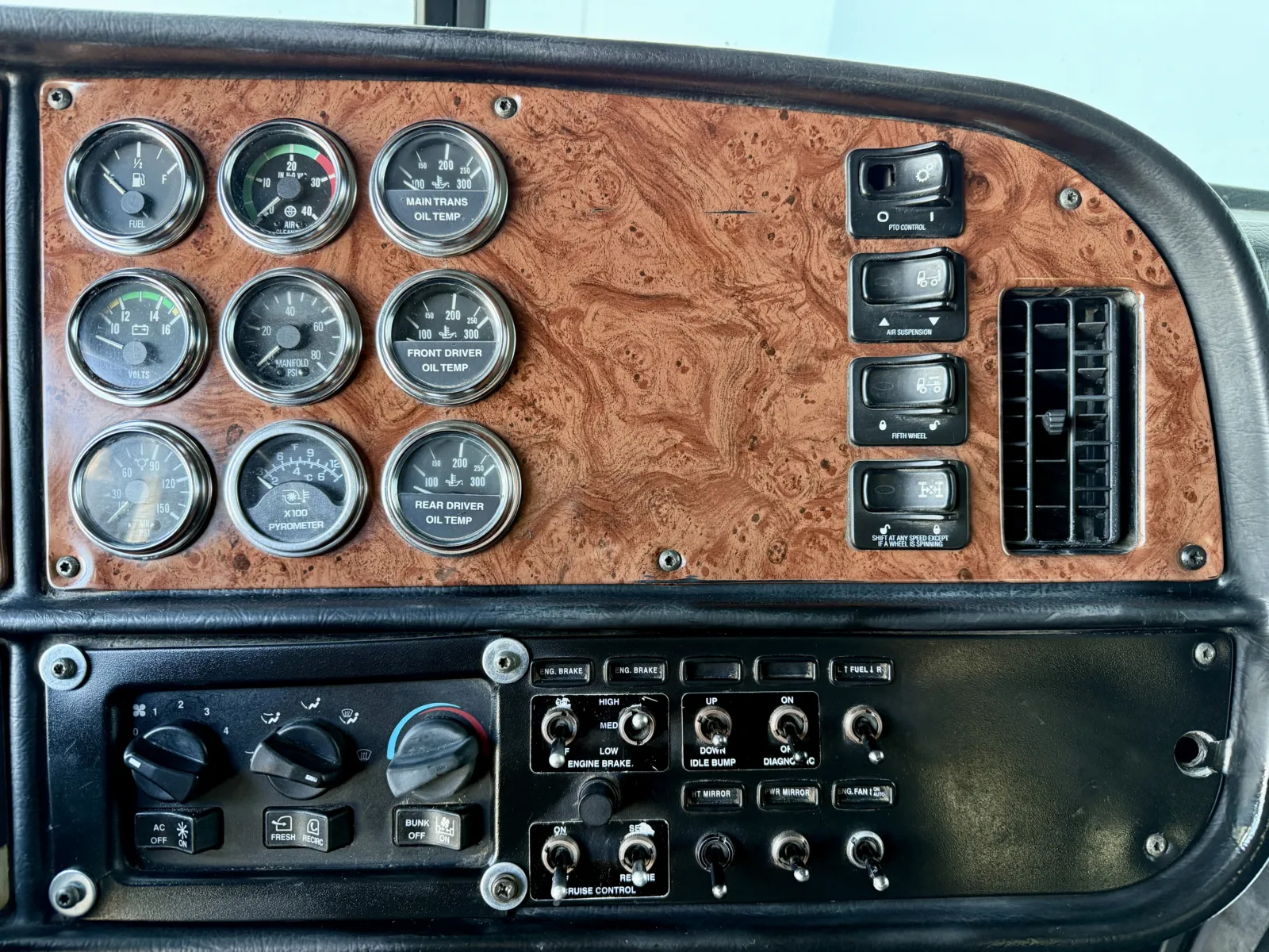 2005 Peterbilt - image 18