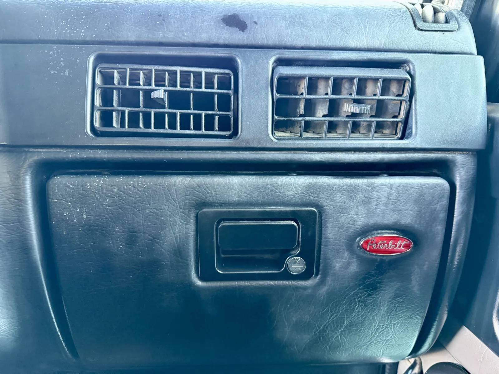 2005 Peterbilt - image 19