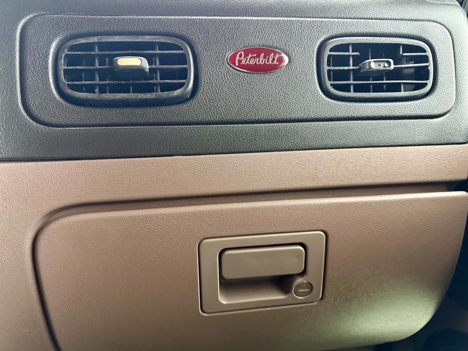 2012 Peterbilt - image 18