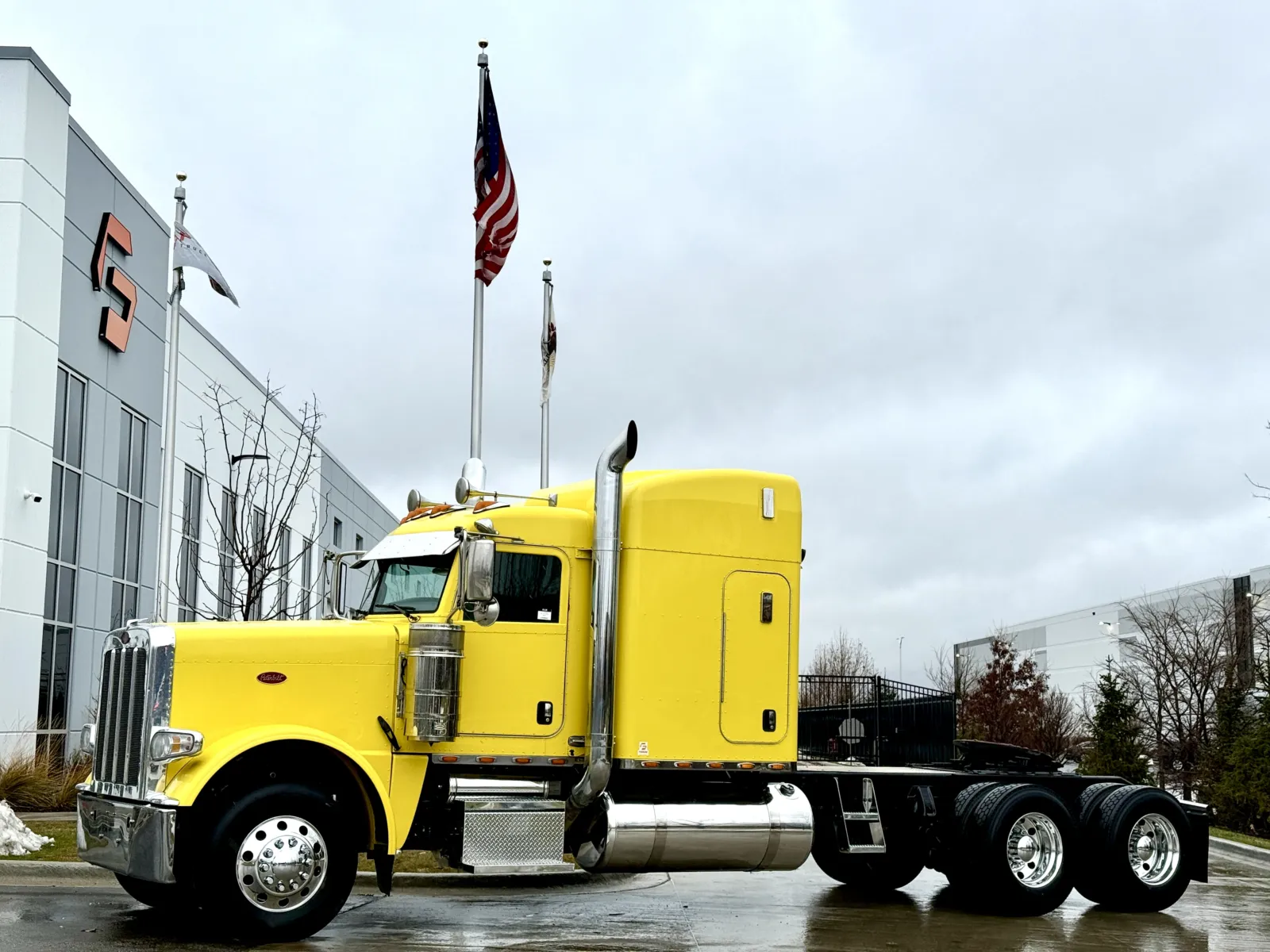 2014 Peterbilt 389 - image 1