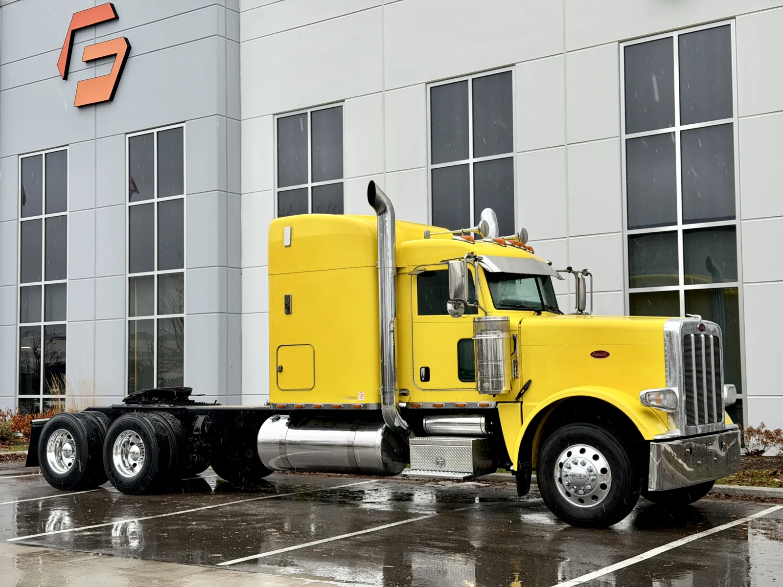 2014 Peterbilt 389 - image 2