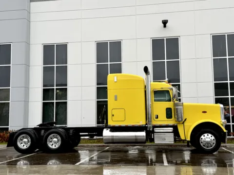 Another view of 2014 PETERBILT 389 for sale in New Lenox, IL at Forge Truck Centers - Illinois