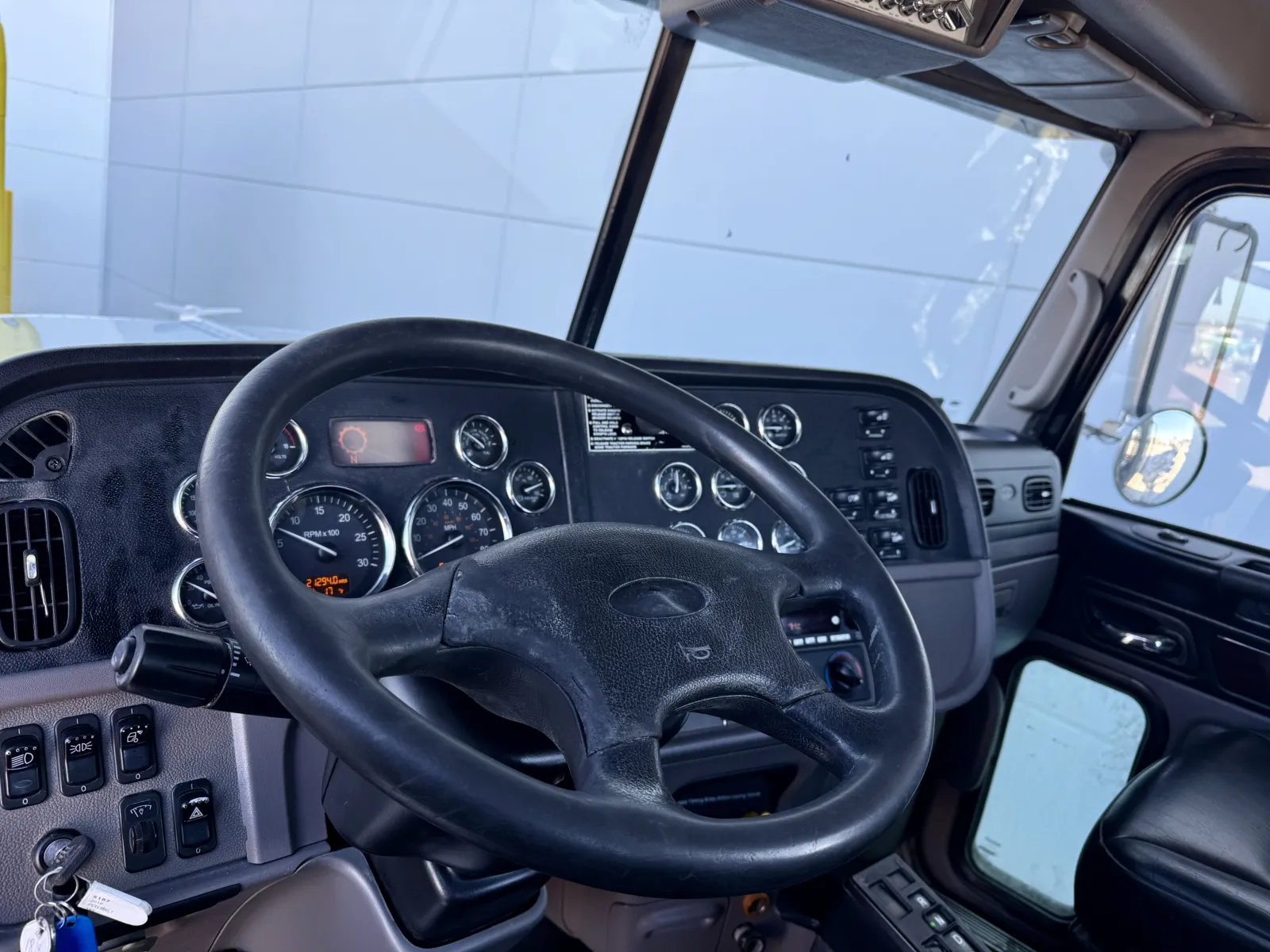 2018 Peterbilt 389 - image 15