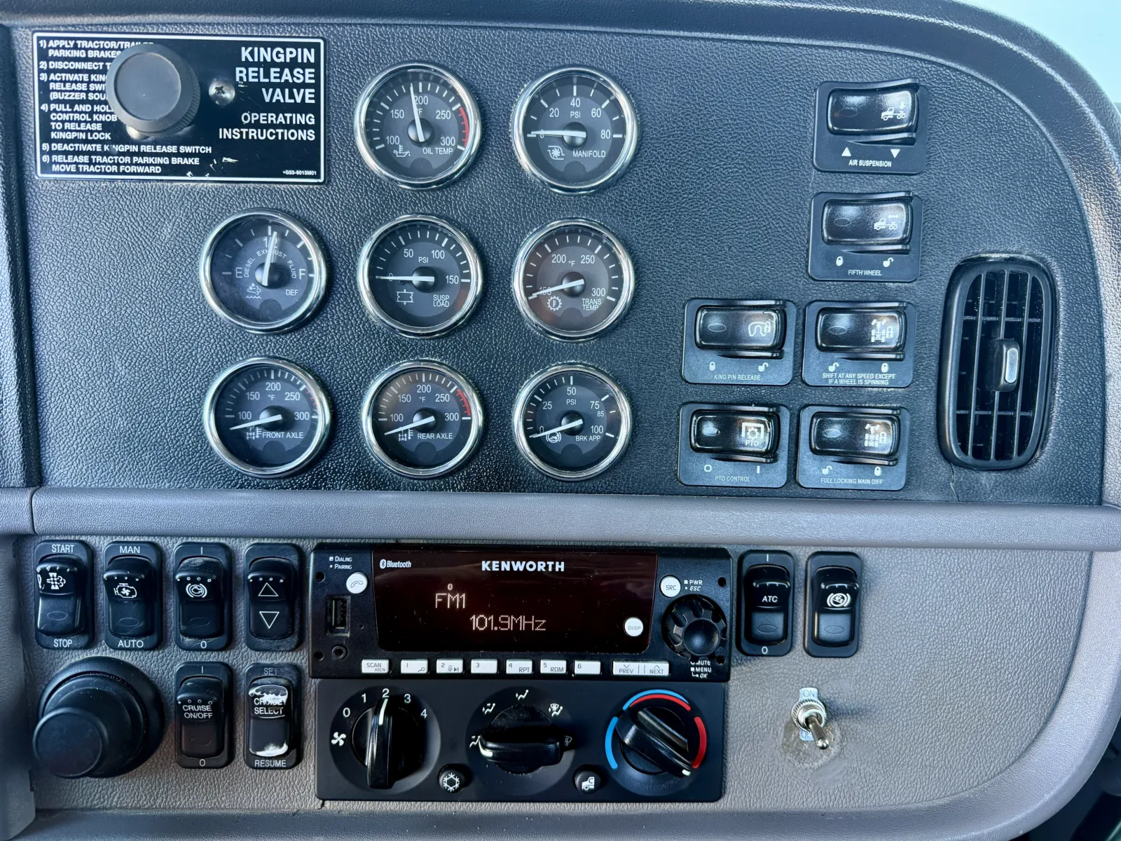 2018 Peterbilt 389 - image 18