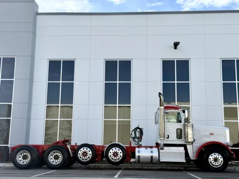 Another view of 2017 PETERBILT 389 for sale in New Lenox, IL at Forge Truck Centers - Illinois