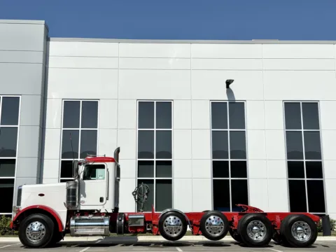 More photos of 2017 PETERBILT 389 at Forge Truck Centers - Illinois, IL