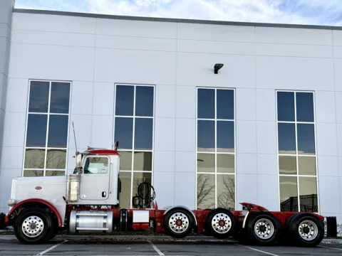 More photos of 2017 PETERBILT 389 at Forge Truck Centers - Illinois, IL