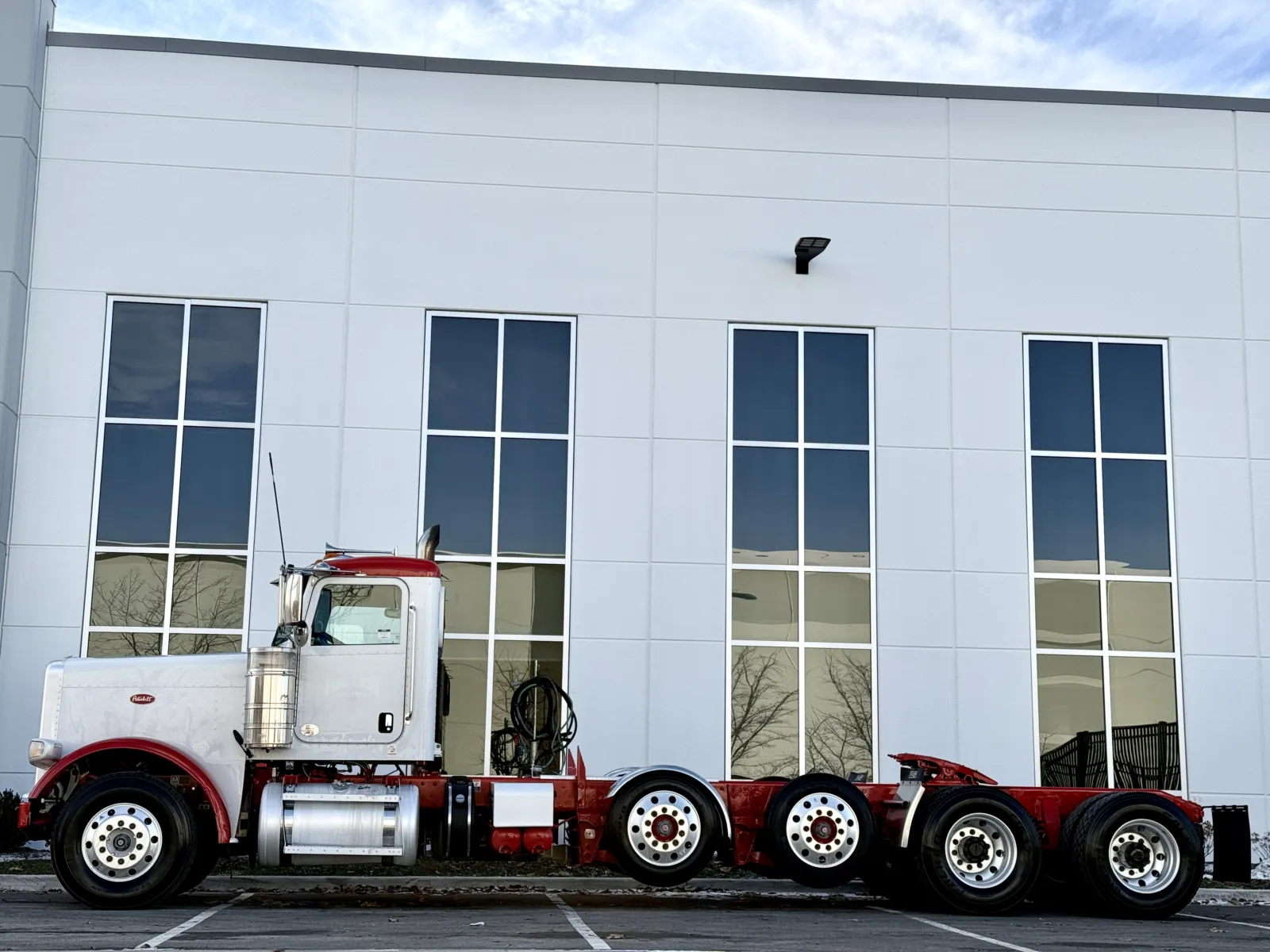 2017 Peterbilt 389 - image 4