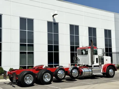 More photos of 2017 PETERBILT 389 at Forge Truck Centers - Illinois, IL