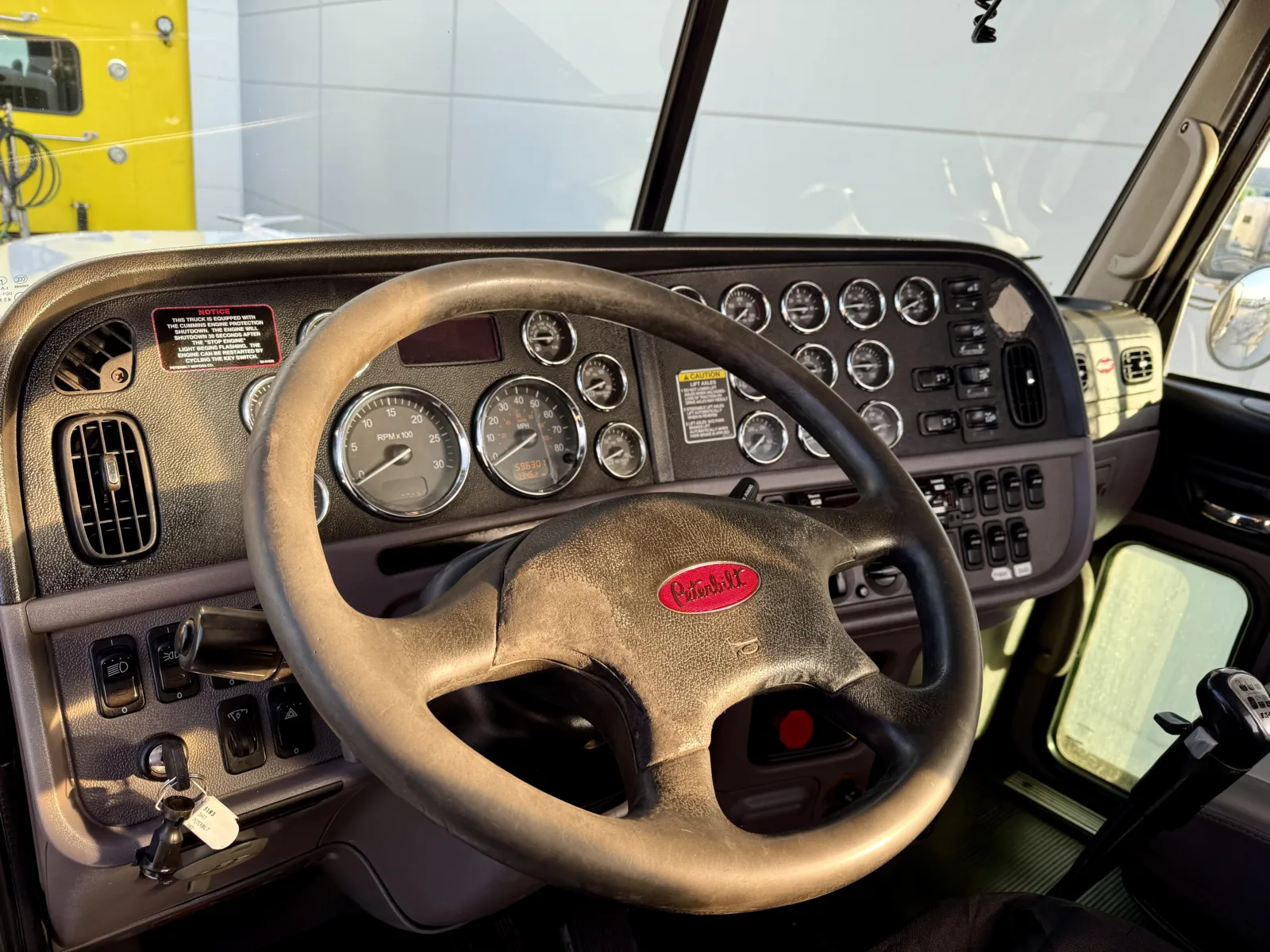 2017 Peterbilt 389 - image 15