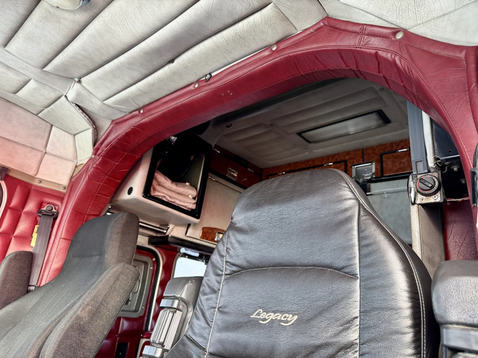 1998 Peterbilt - image 19