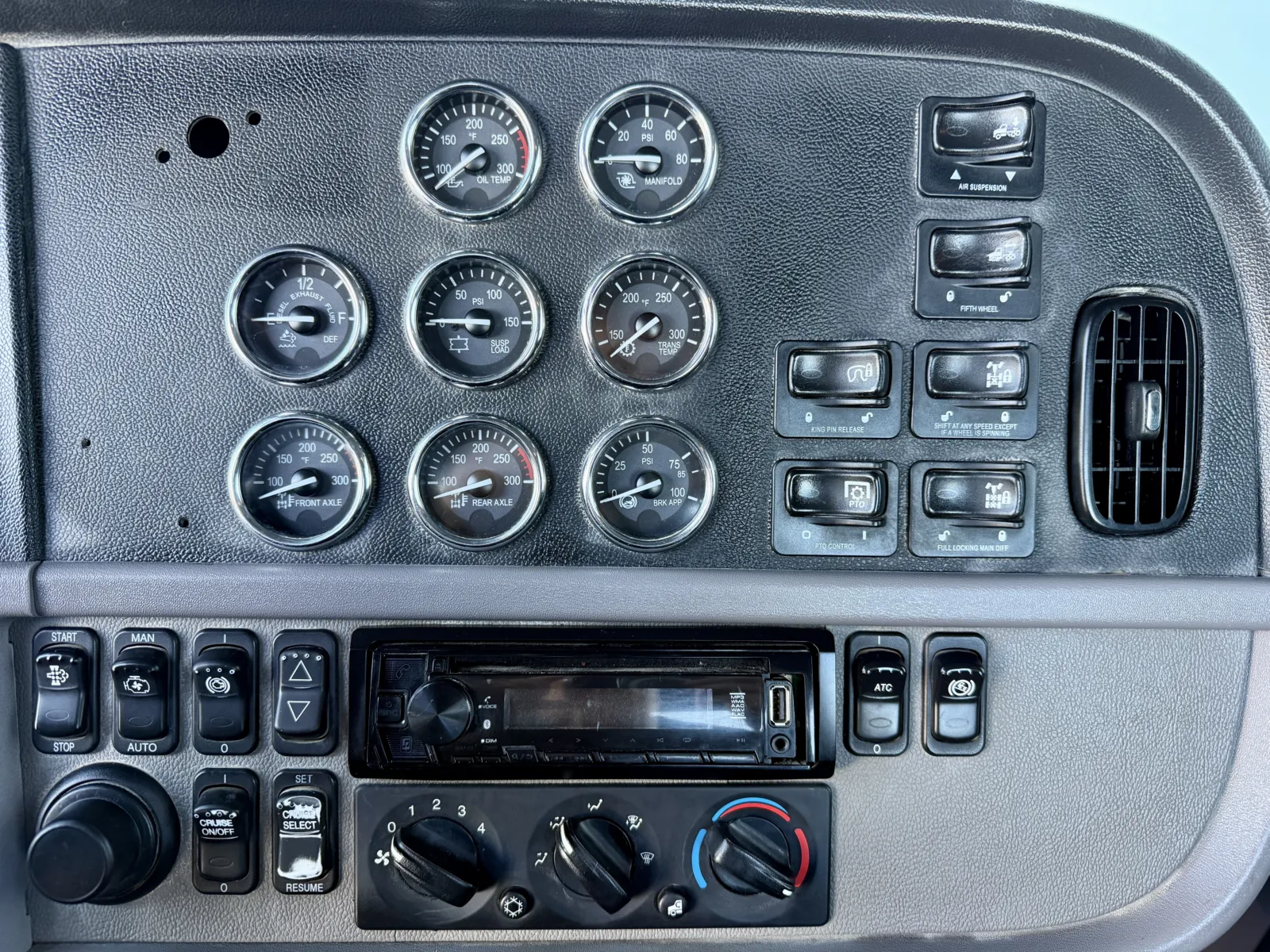 2018 Peterbilt 389 - image 18