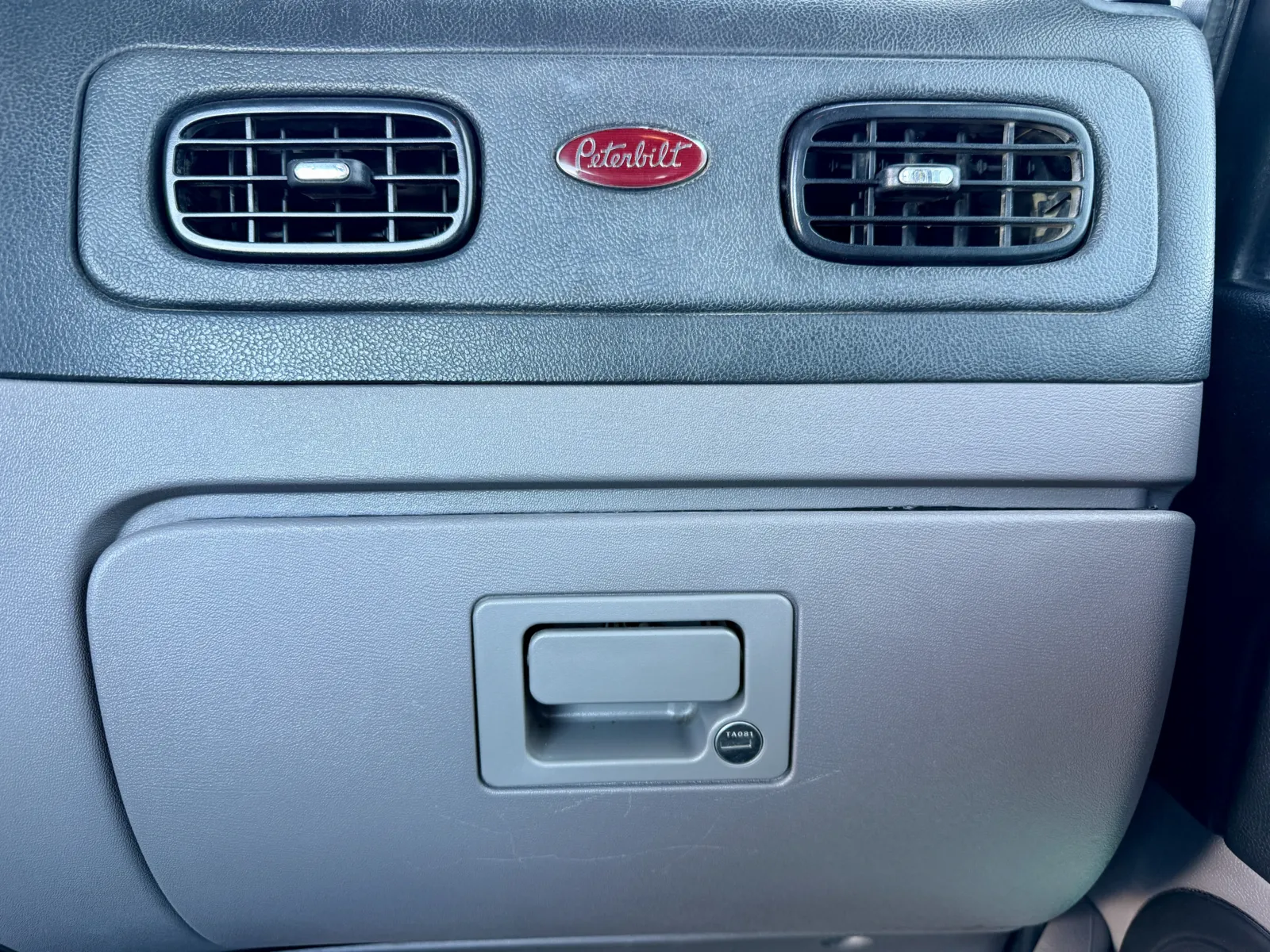 2018 Peterbilt 389 - image 19