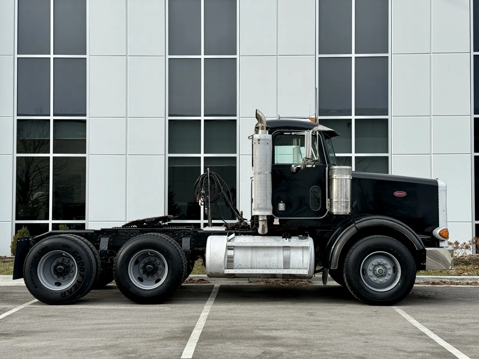 2003 Peterbilt - image 3