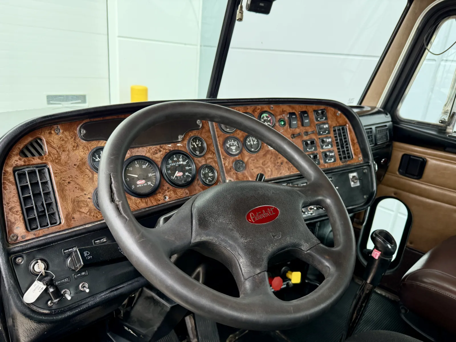 2003 Peterbilt - image 15