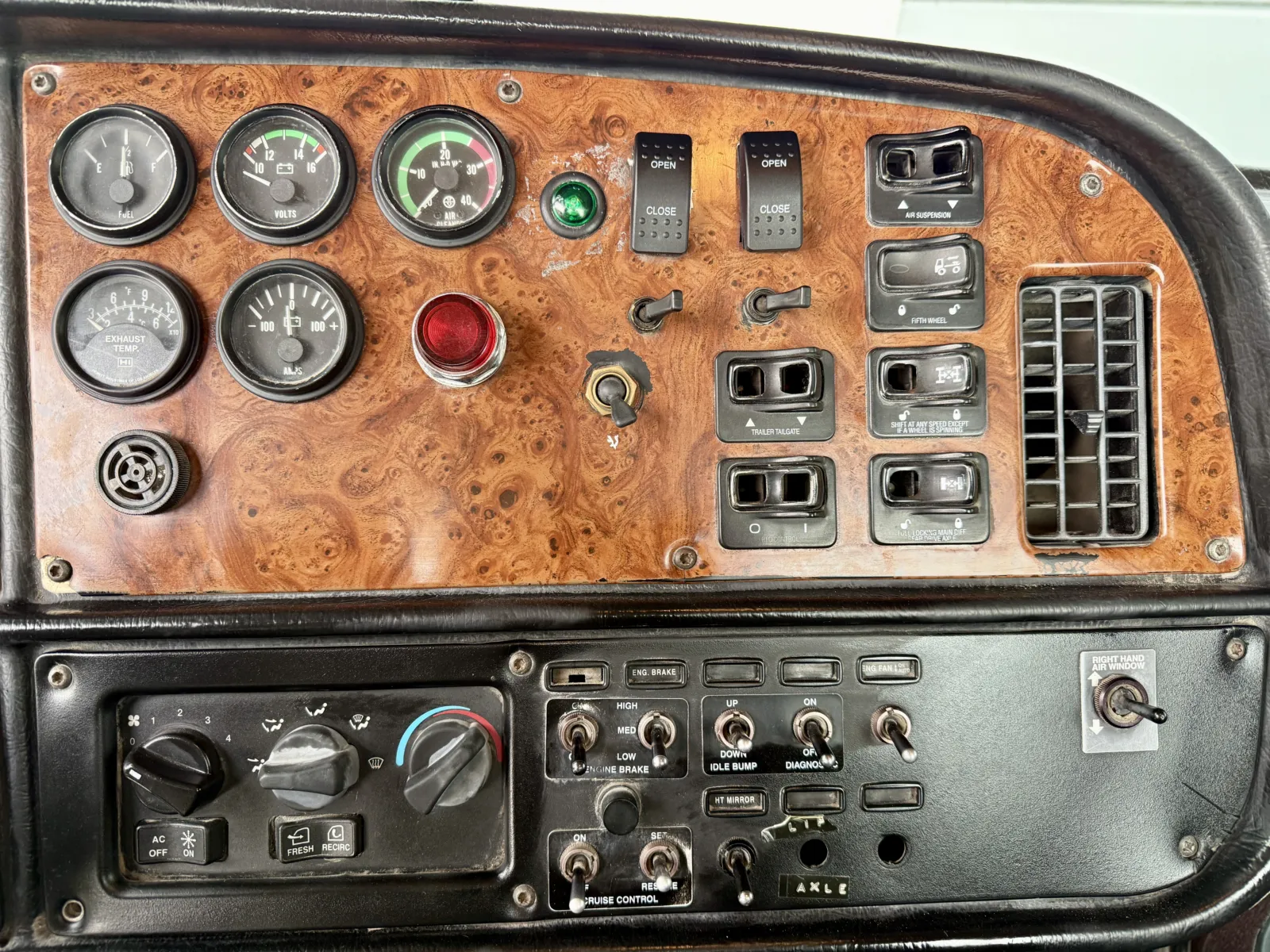 2003 Peterbilt - image 18