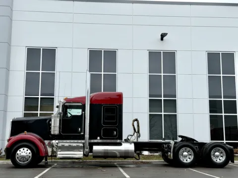 More photos of 2018 KENWORTH W900 at Forge Truck Centers - Illinois, IL