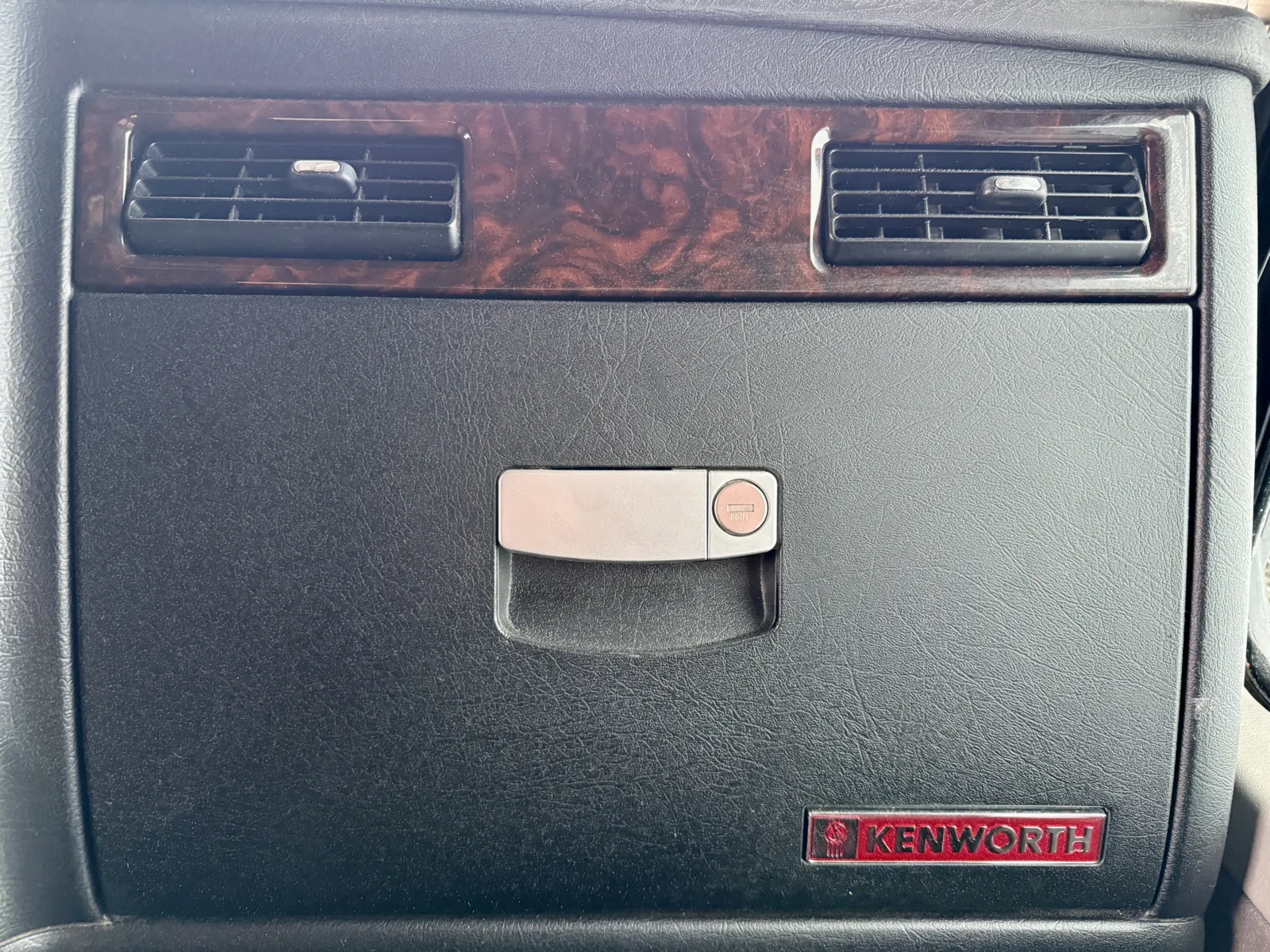 2018 Kenworth W900 - image 19