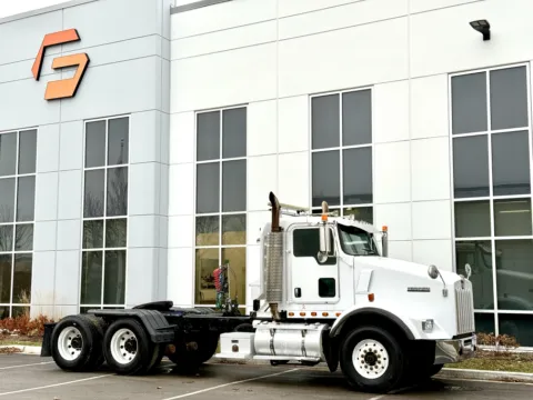 Photos of 2003 KENWORTH T800 for sale in New Lenox, IL at Forge Truck Centers - Illinois