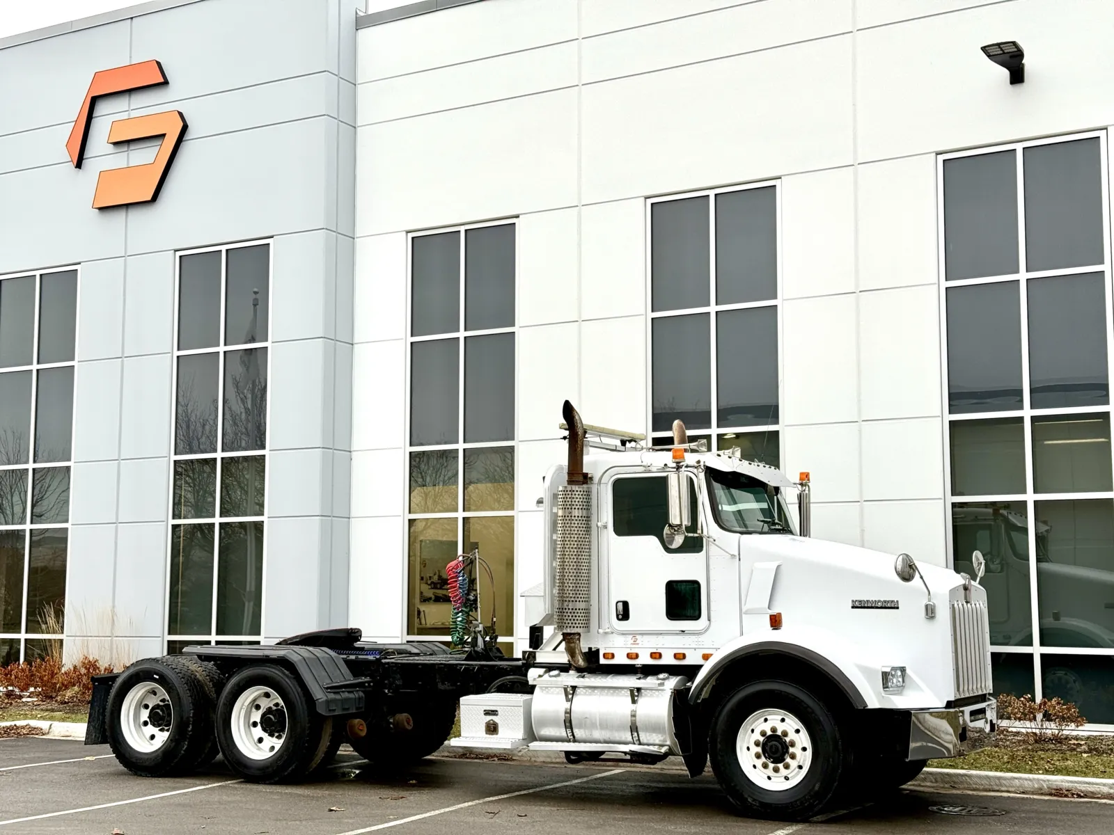 2003 Kenworth T800 - image 2