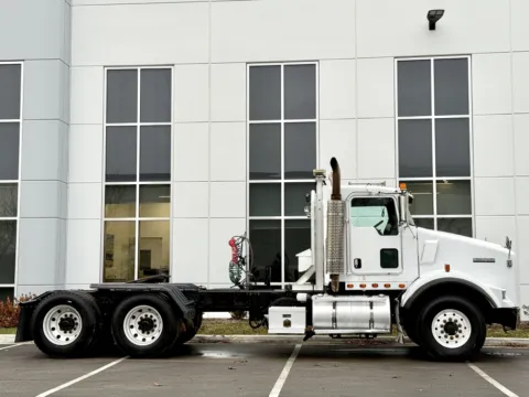 Another view of 2003 KENWORTH T800 for sale in New Lenox, IL at Forge Truck Centers - Illinois