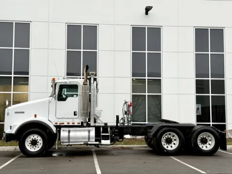 More photos of 2003 KENWORTH T800 at Forge Truck Centers - Illinois, IL