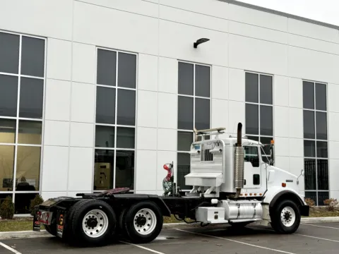 More photos of 2003 KENWORTH T800 at Forge Truck Centers - Illinois, IL
