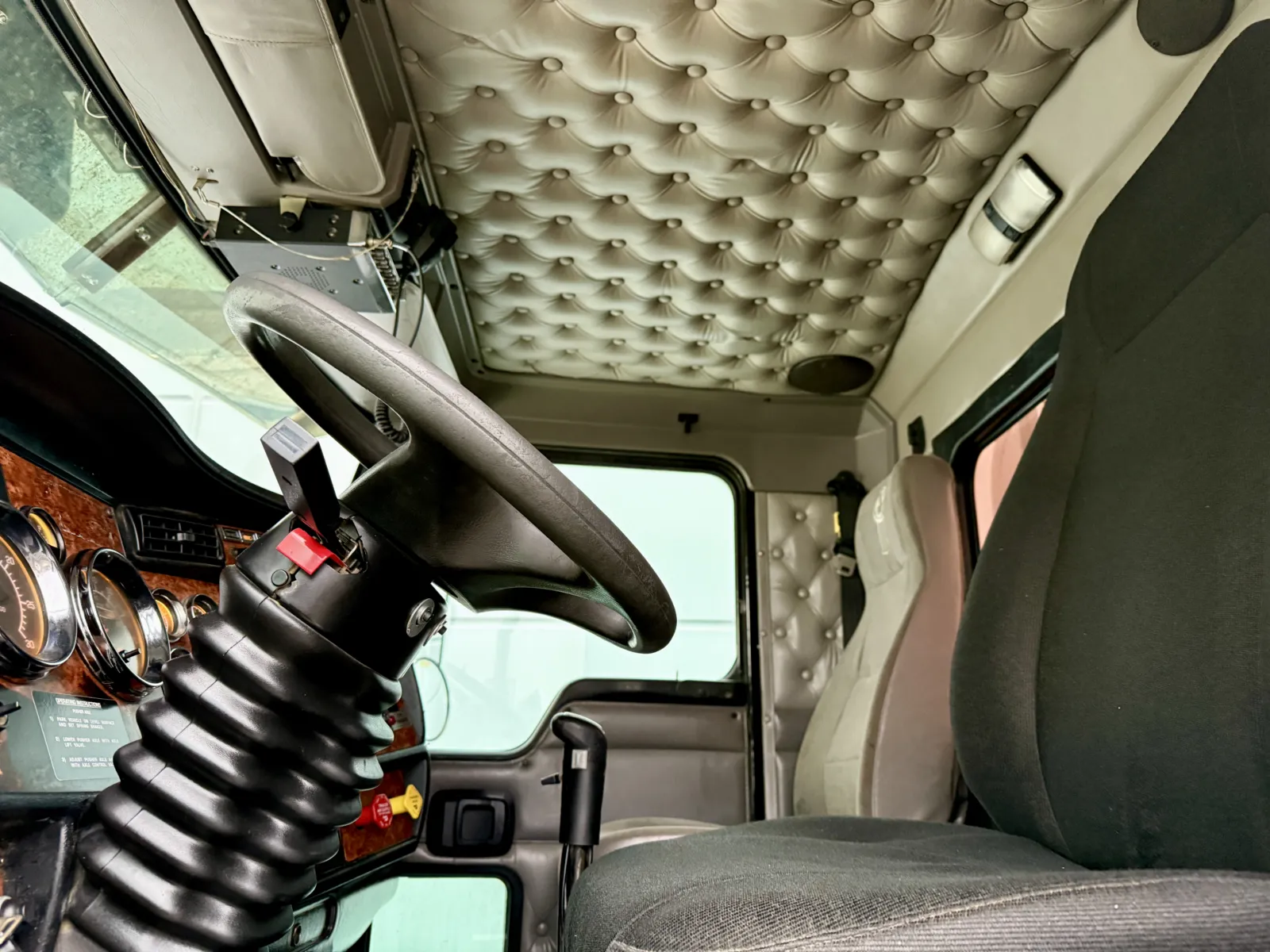 2003 Kenworth T800 - image 14