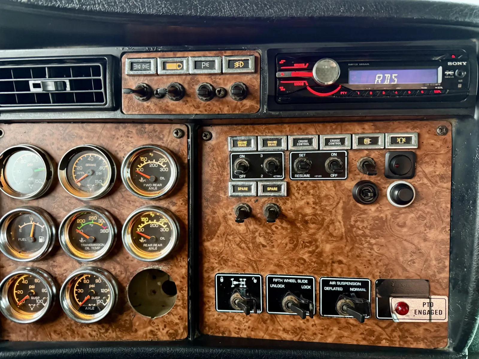 2003 Kenworth T800 - image 18