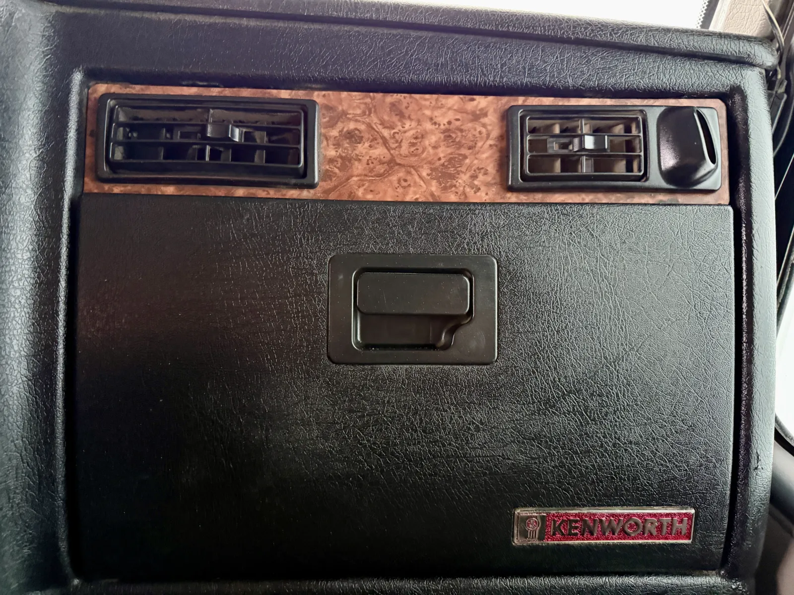 2003 Kenworth T800 - image 19