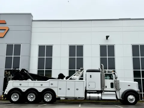 Another view of 2021 PETERBILT 389 for sale in New Lenox, IL at Forge Truck Centers - Illinois