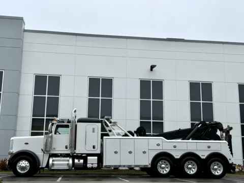 More photos of 2021 PETERBILT 389 at Forge Truck Centers - Illinois, IL