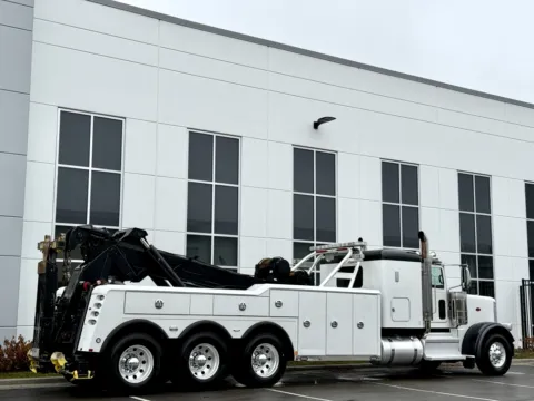 More photos of 2021 PETERBILT 389 at Forge Truck Centers - Illinois, IL