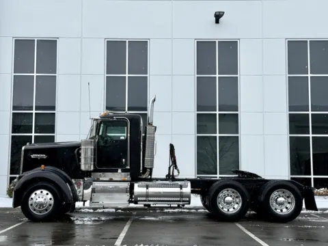 More photos of 2005 KENWORTH W900 at Forge Truck Centers - Illinois, IL