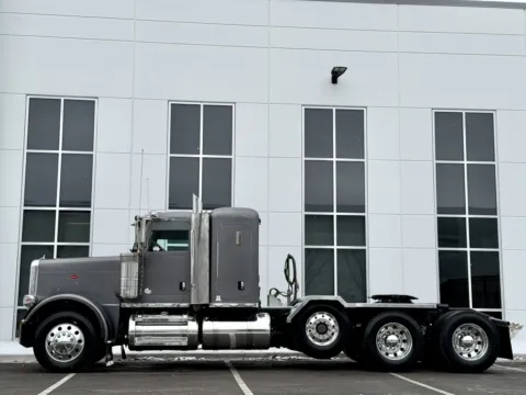 More photos of 2013 PETERBILT 388 at Forge Truck Centers - Illinois, IL