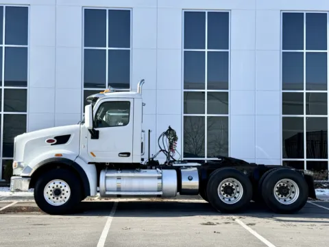 More photos of 2016 PETERBILT 567 at Forge Truck Centers - Illinois, IL