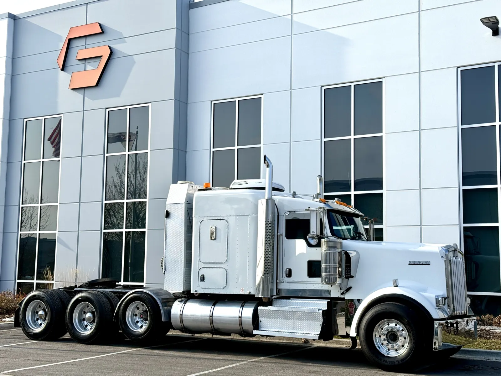 2011 Kenworth W900 - image 2