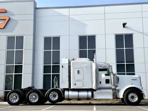 Another view of 2011 KENWORTH W900 for sale in New Lenox, IL at Forge Truck Centers - Illinois