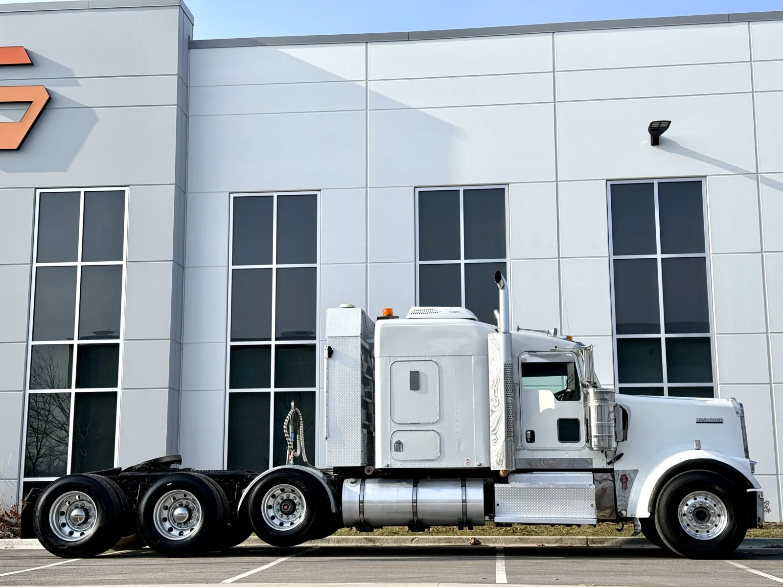 2011 Kenworth W900 - image 3
