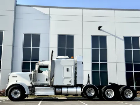 More photos of 2011 KENWORTH W900 at Forge Truck Centers - Illinois, IL