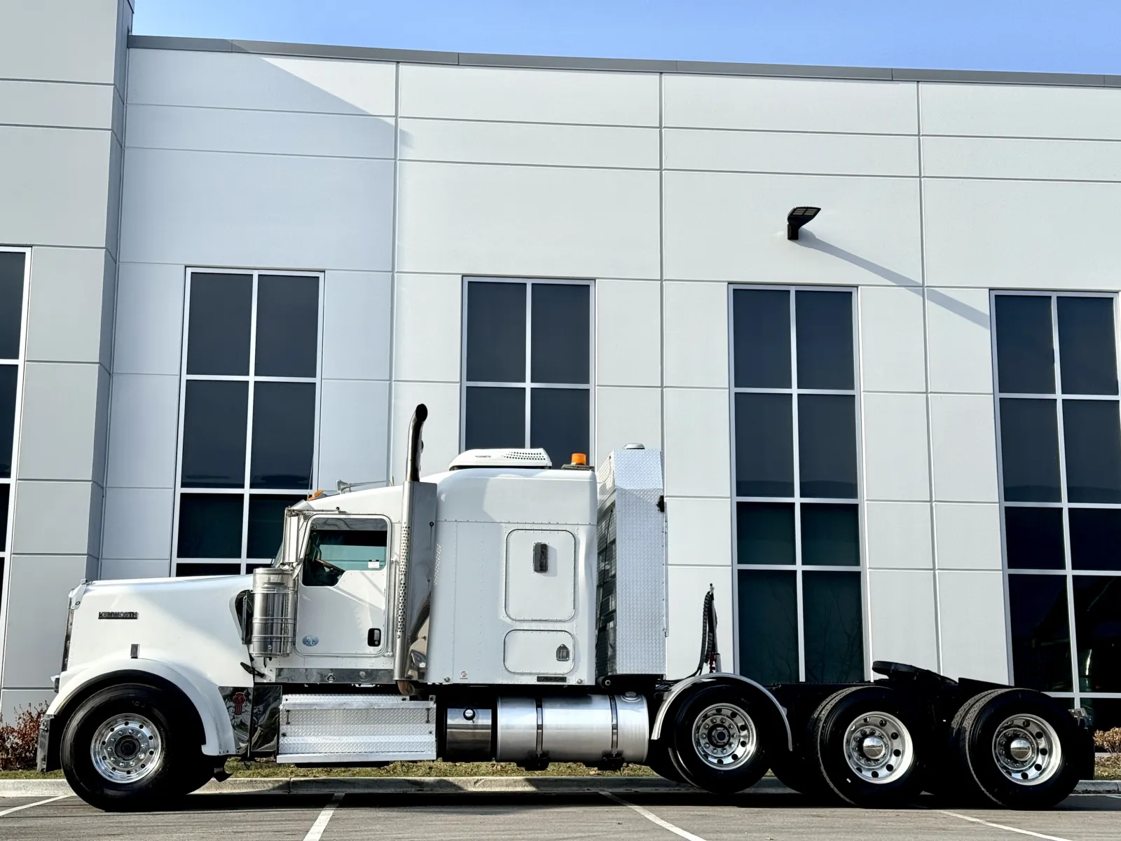 2011 Kenworth W900 - image 4