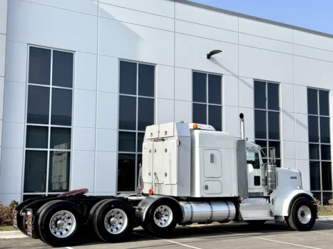 More photos of 2011 KENWORTH W900 at Forge Truck Centers - Illinois, IL