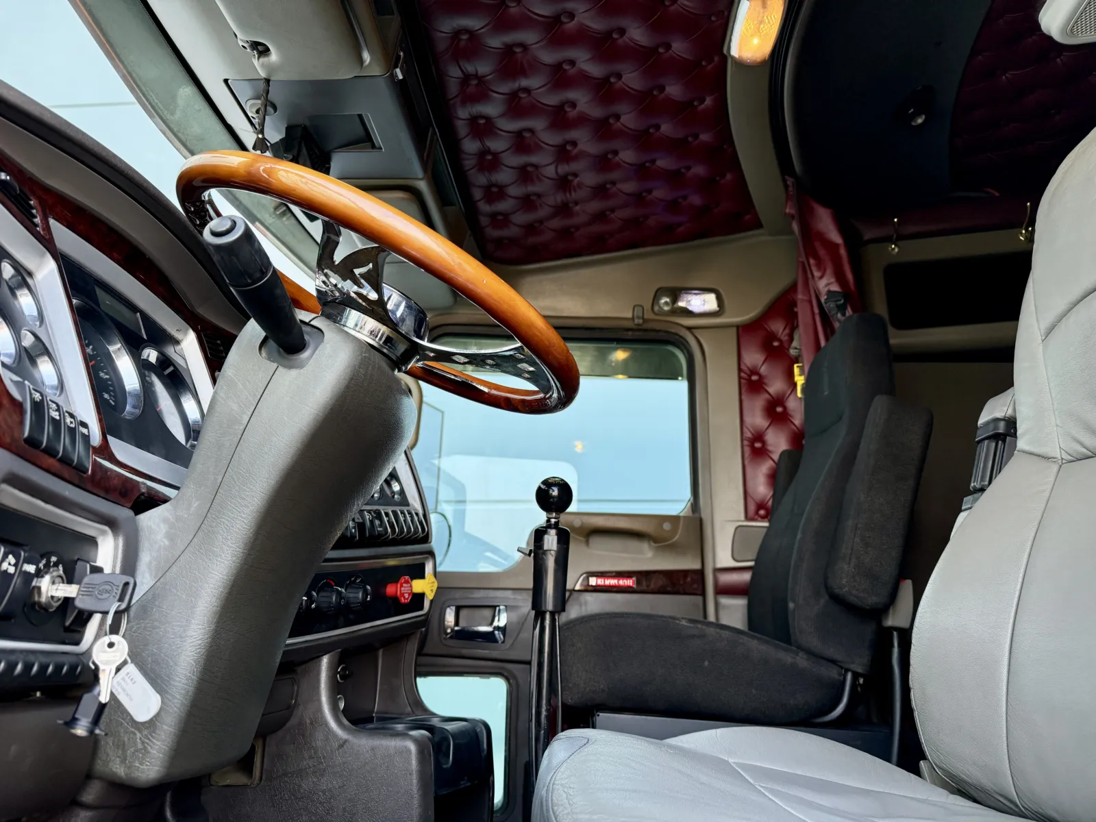 2011 Kenworth W900 - image 14