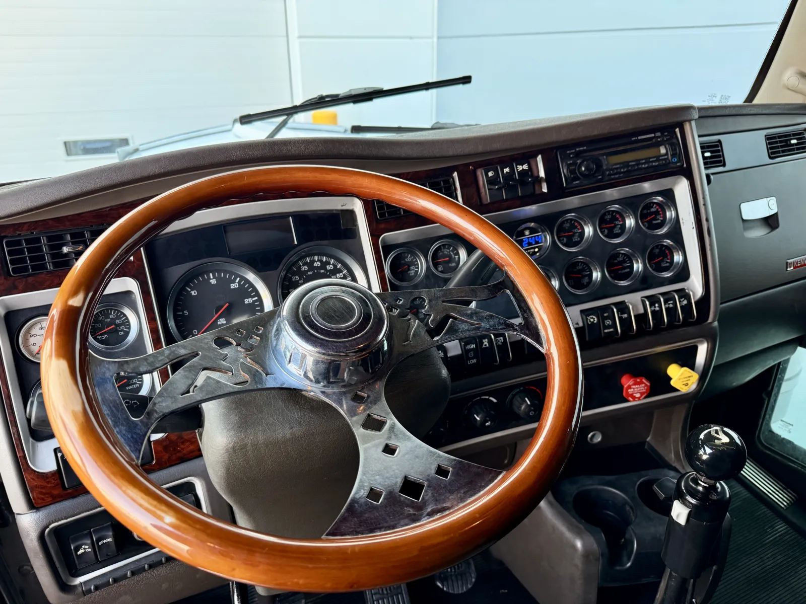 2011 Kenworth W900 - image 15