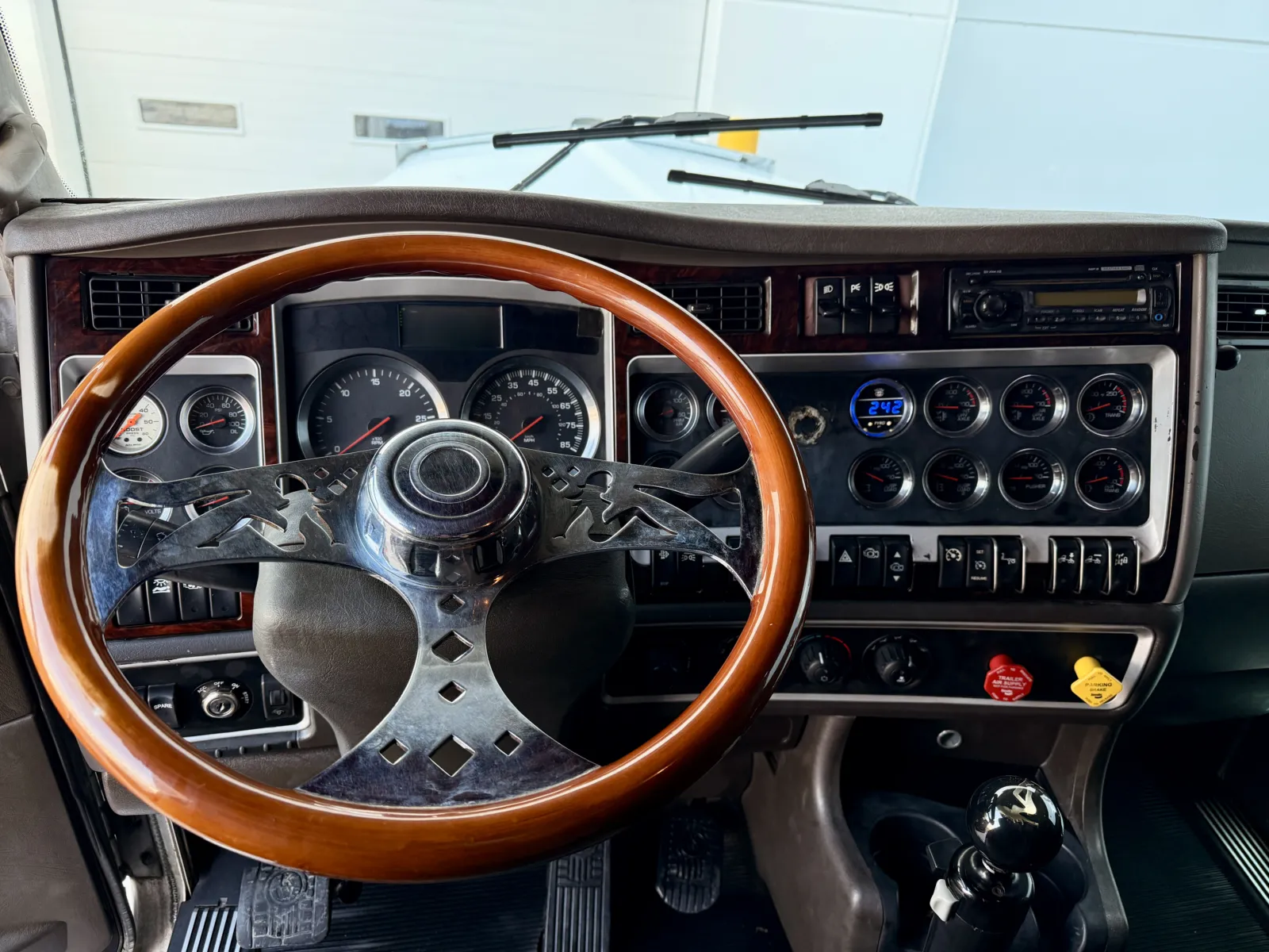 2011 Kenworth W900 - image 16