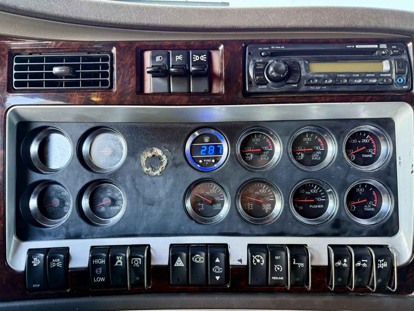 2011 Kenworth W900 - image 17