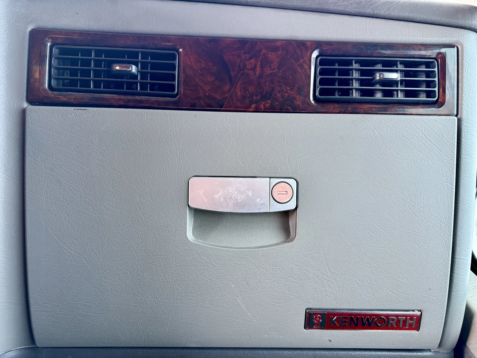 2011 Kenworth W900 - image 18