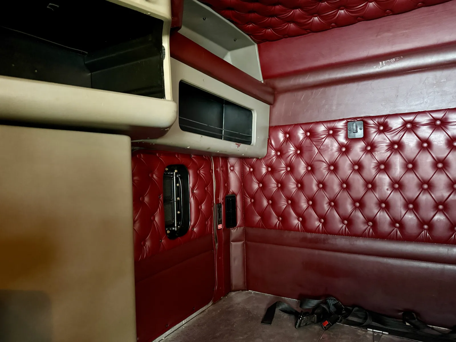 2011 Kenworth W900 - image 21