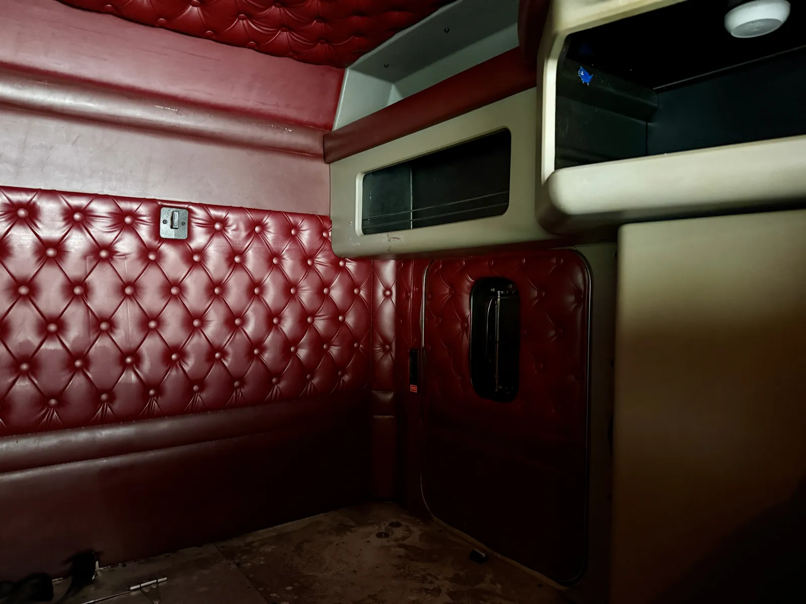 2011 Kenworth W900 - image 23