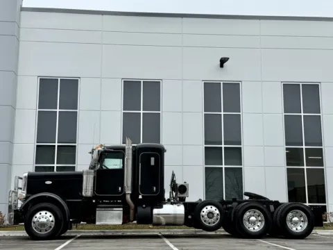 More photos of 2023 PETERBILT 389 at Forge Truck Centers - Illinois, IL